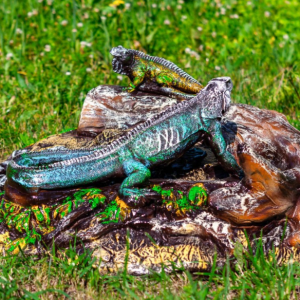 Декоративная крышка на люк Игуана на бревне, 88х50х90 см.