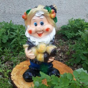 Садовая фигура Гномик с ягодами на шляпе и орехами 26х47см
