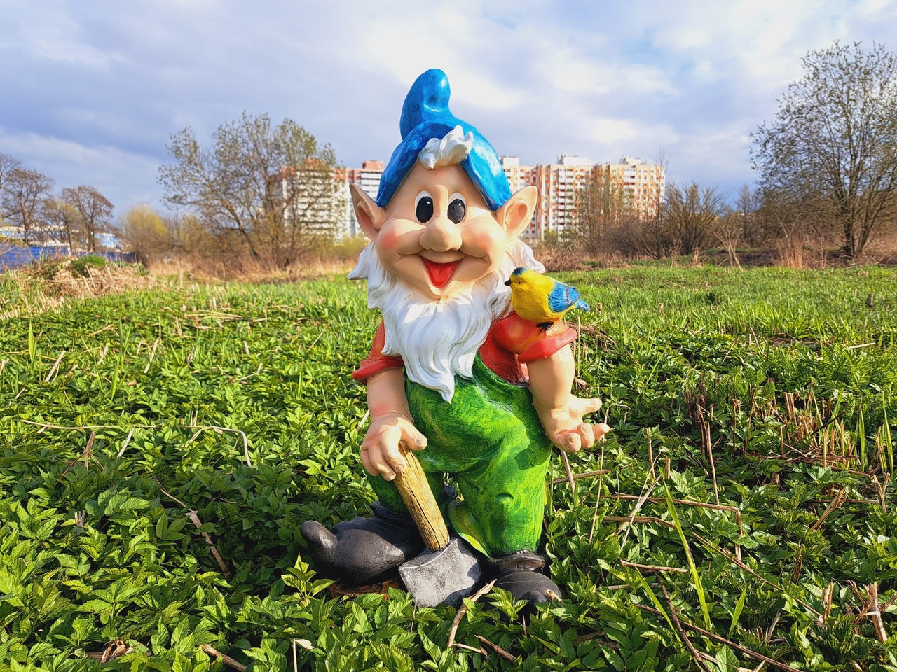 Садовая фигура Гном остроухий с топором 74х38 см. — изображение 2