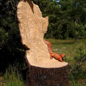 Скульптура Кресло-пень с вороном и белкой 175х70х70 см