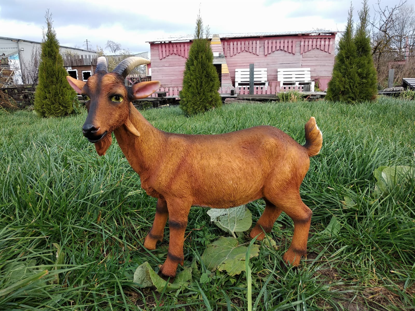 Садовая фигура Коза коричневая, 47 см.
