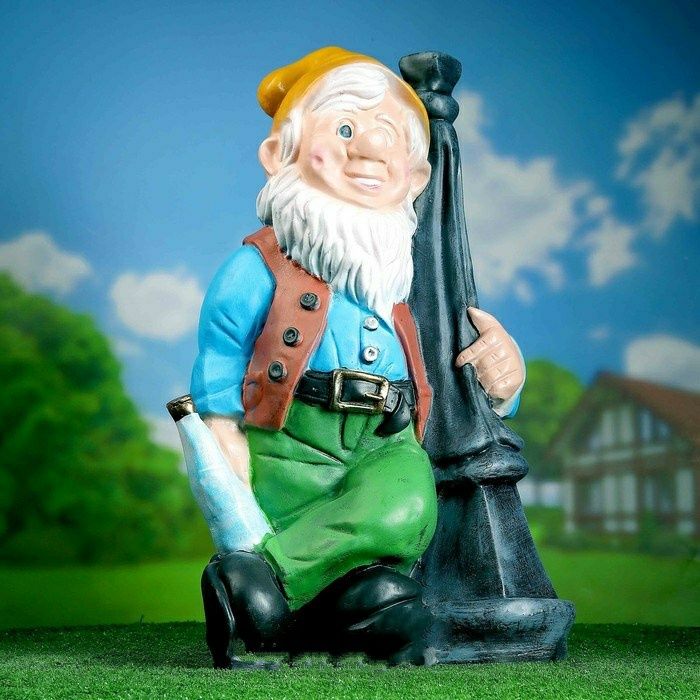 Садовая фигура Гном с бутылкой у столба 75х36 см.