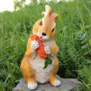 Садовая фигура Заяц с морковкой высокий, 29х30 см.