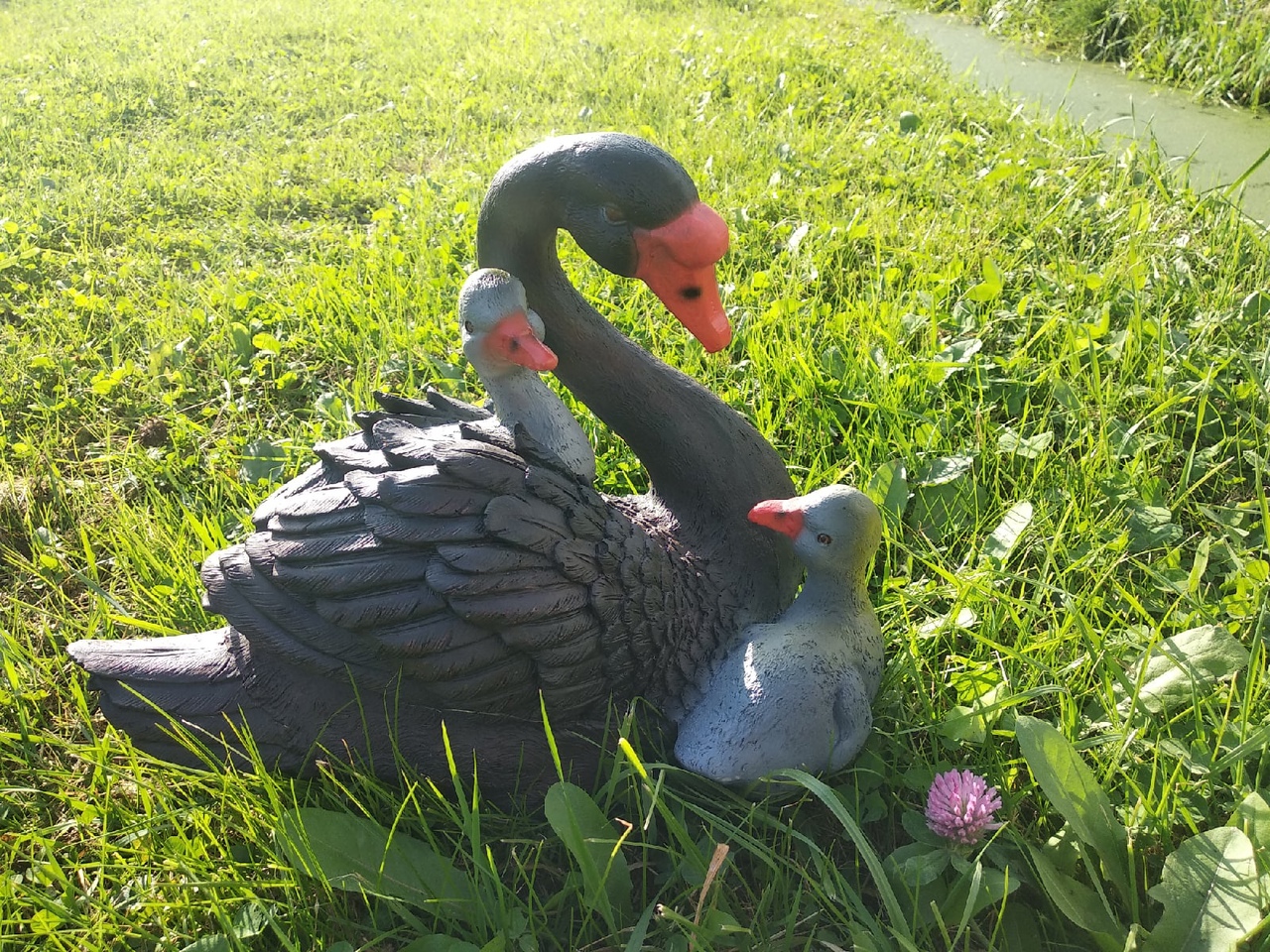 Садовая фигура Лебедушка с лебедятами, 25х29 см.