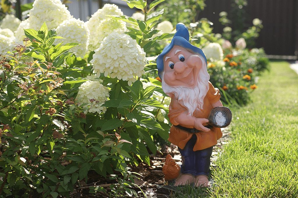 Садовая фигура Гном лесник с курочкой 44х23 см.