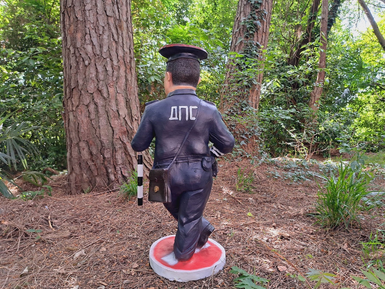 Садовая фигура Гаишник на знаке 83х45 см. — изображение 6