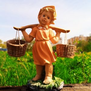 Садовая фигура Девочка с коромыслом с корзинами, 45х30 см.