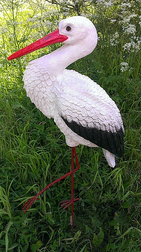 Садовая фигура Аист с грудкой 70х29 см