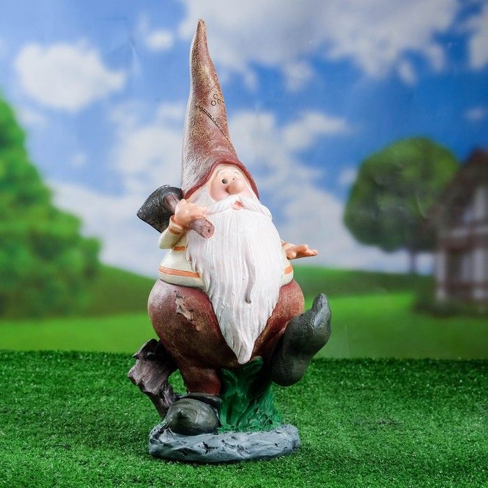 Садовая фигура Гном островерхий с мотыгой 45х28 см.