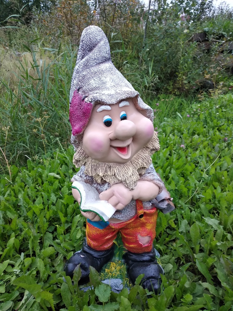 Садовая фигура Гном с книжкой 67х33 см.