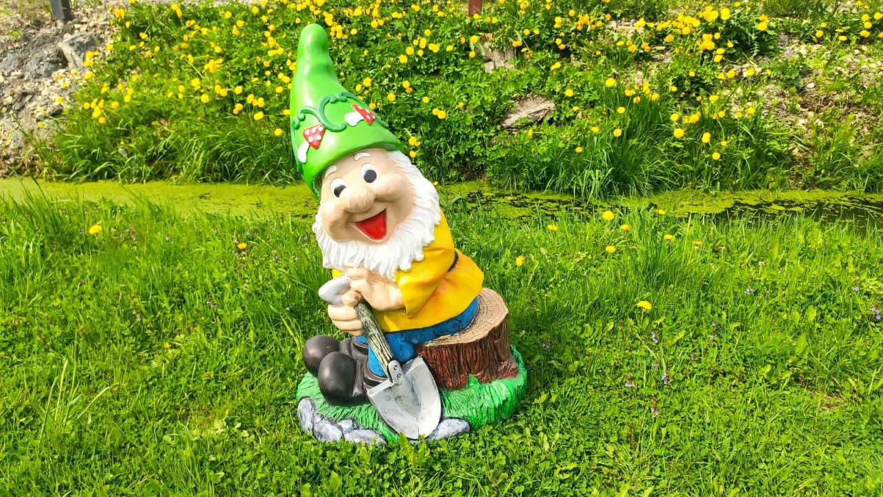 Садовая фигура Гном с лопаткой на пне 80х60 см.