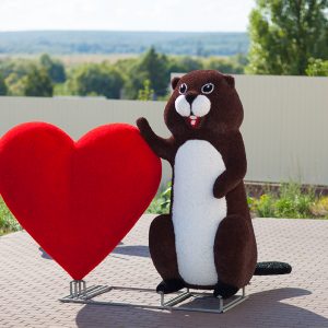 Топиари Бобер с сердцем 200x280x150 см