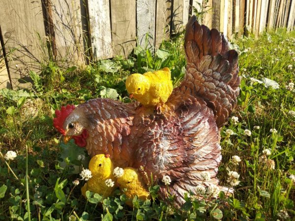 Садовая фигура Курочка с цыплятами сидячая, 34х35 см.