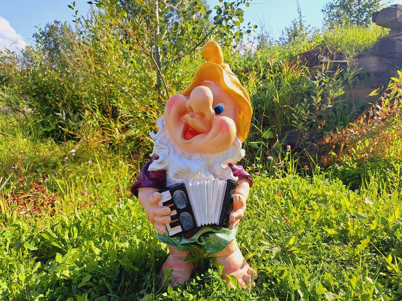 Садовая фигура Гномик с гармошкой 33х68 см.