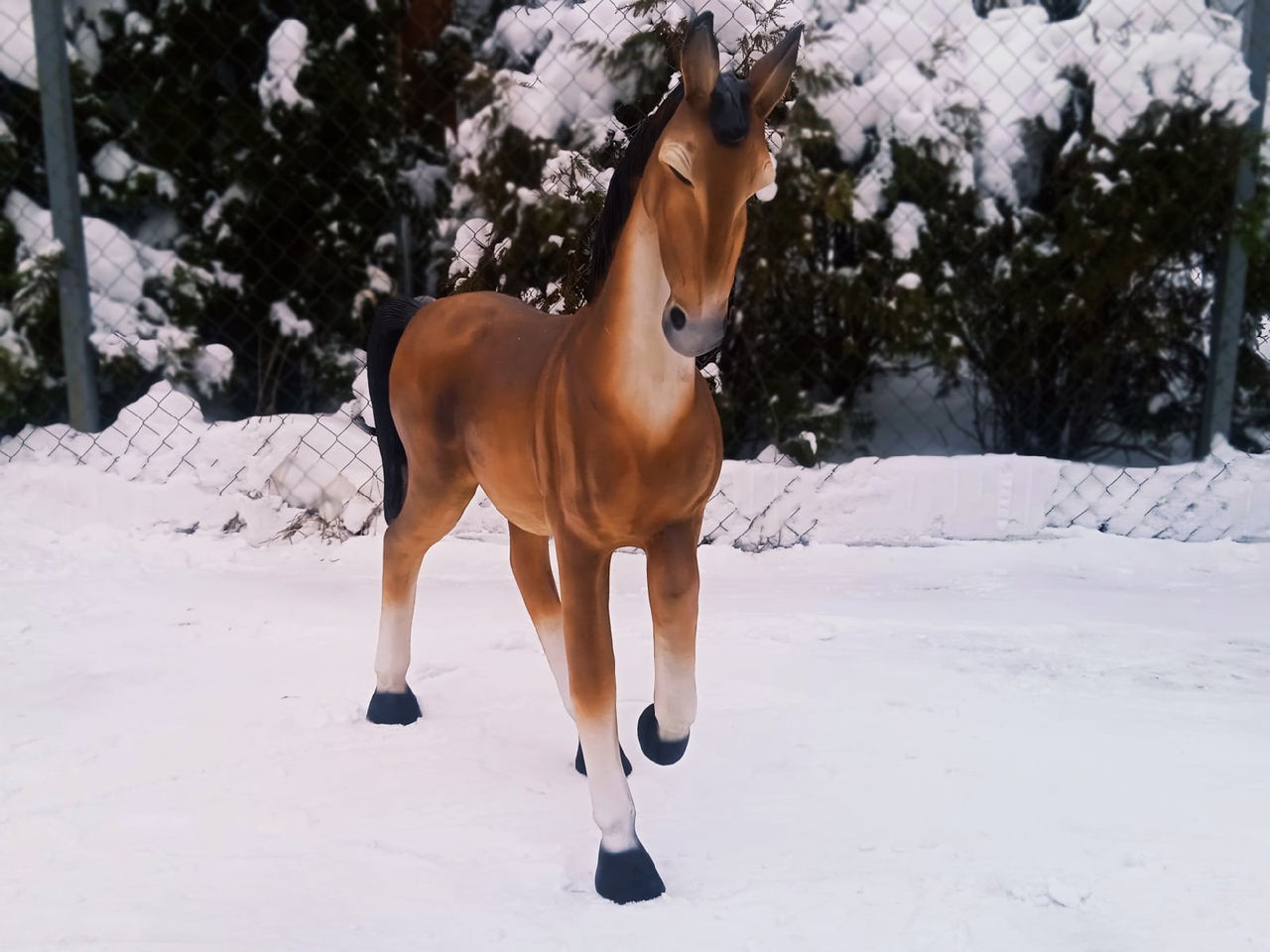 Садовая фигура Жеребенок коричневый, 94х86 см. — изображение 3