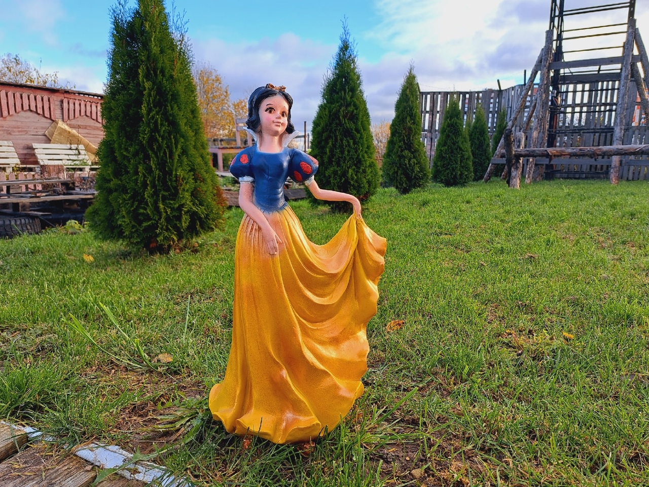 Садовая фигура Девочка в желтом платье 30х57 см. — изображение 3