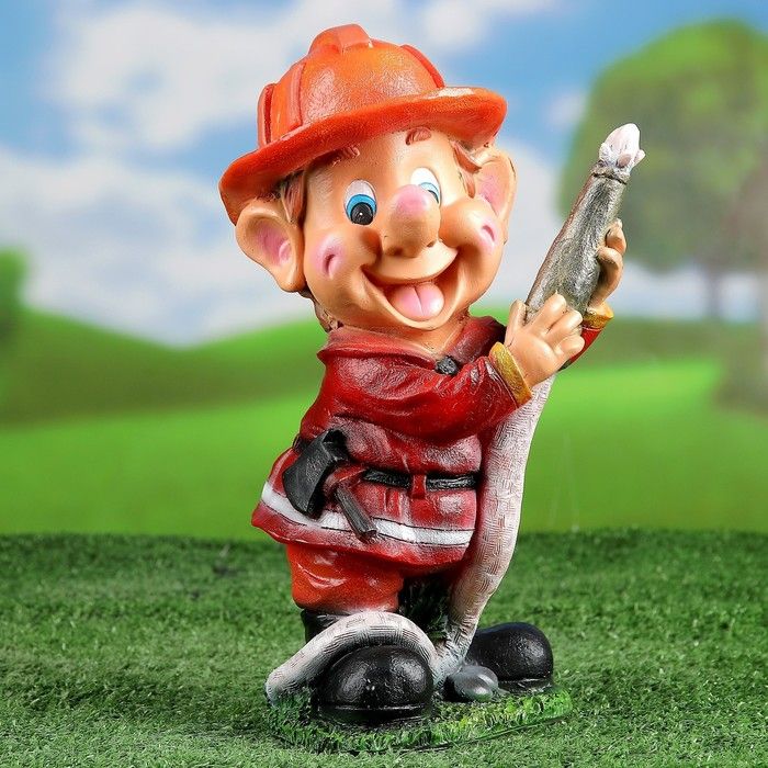 Садовая фигура Гномик пожарник 17х31 см.