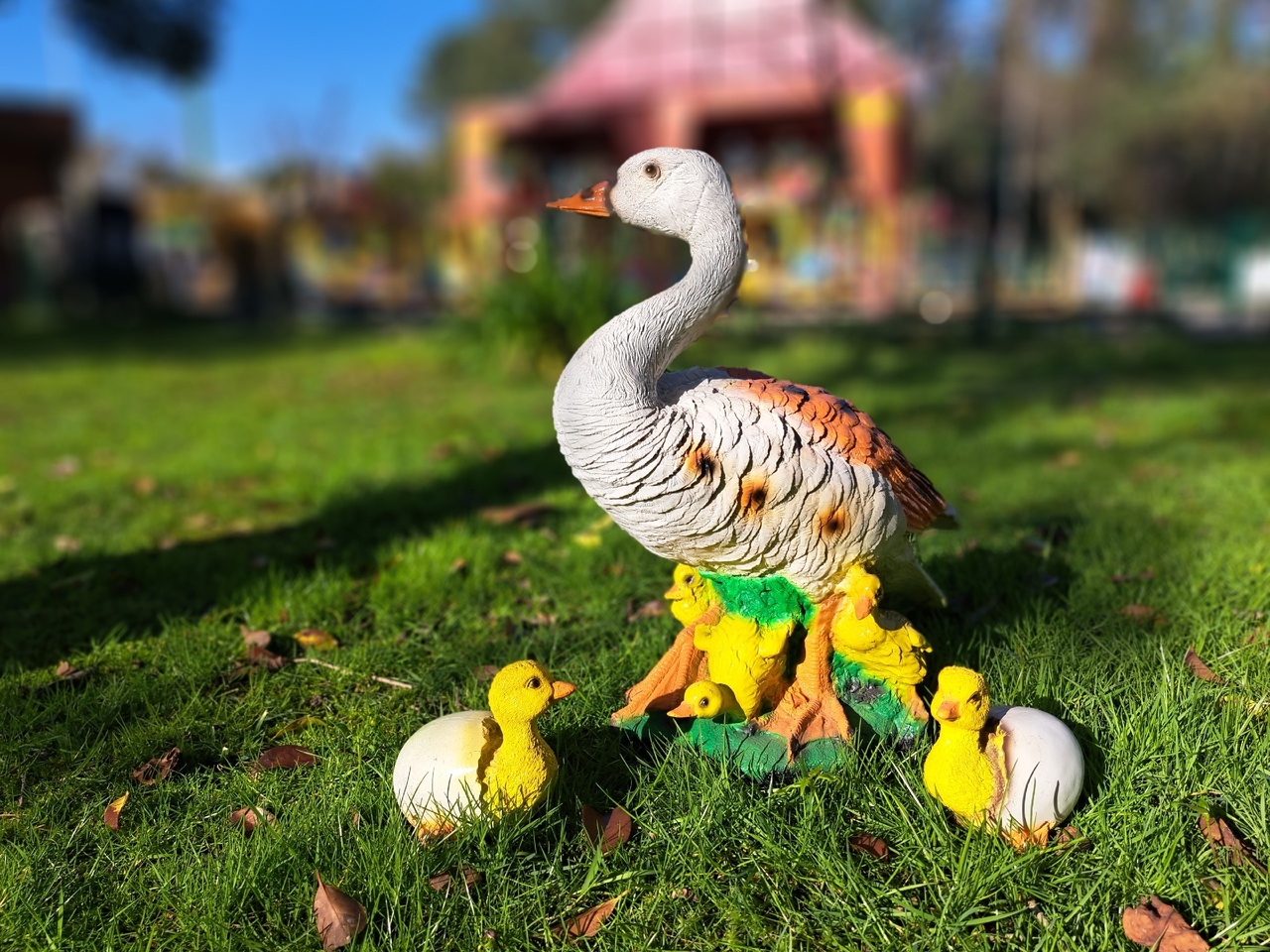 Садовая фигура Утка сидит с утятами большая 50 х 55 х 30 см — изображение 2