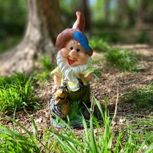 Садовая фигура Гном с ежиком 19х39 см.