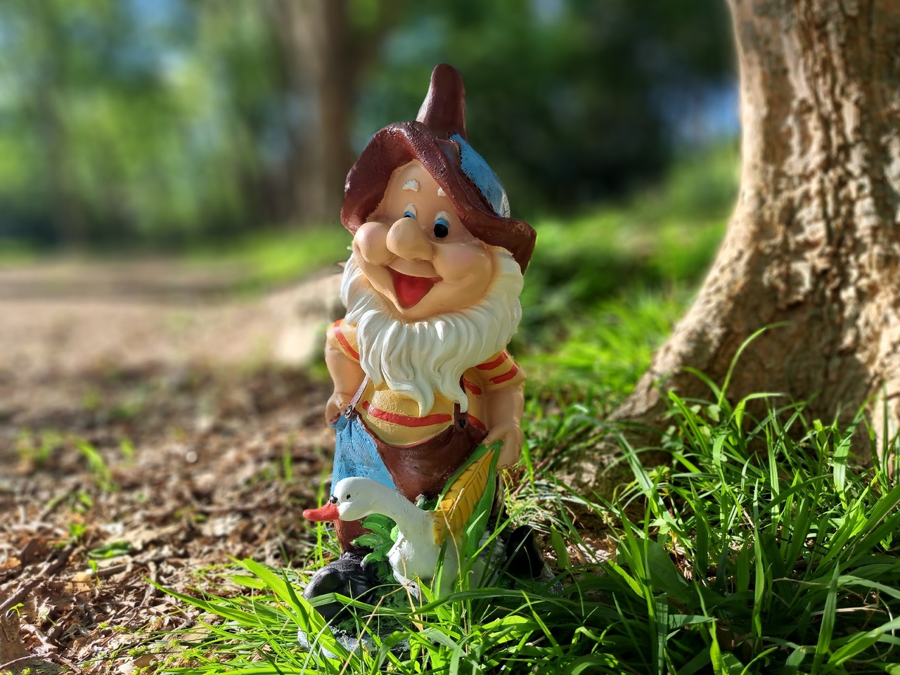 Садовая фигура Гном с гусем 19х38 см