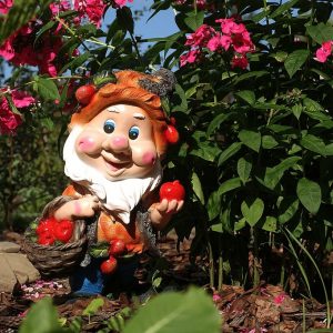 Садовая фигура Гномик с корзинкой яблок 22х43 см.