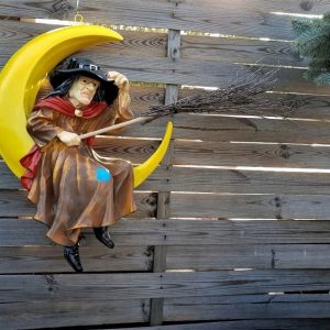 Садовая фигура Ведьма на луне (подвесная) 55х35 см.