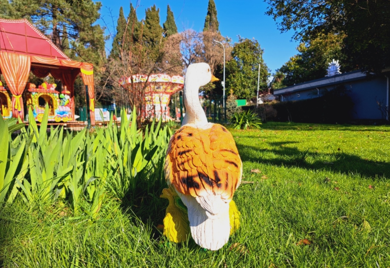 Садовая фигура Утка сидит с утятами большая 50 х 55 х 30 см — изображение 3