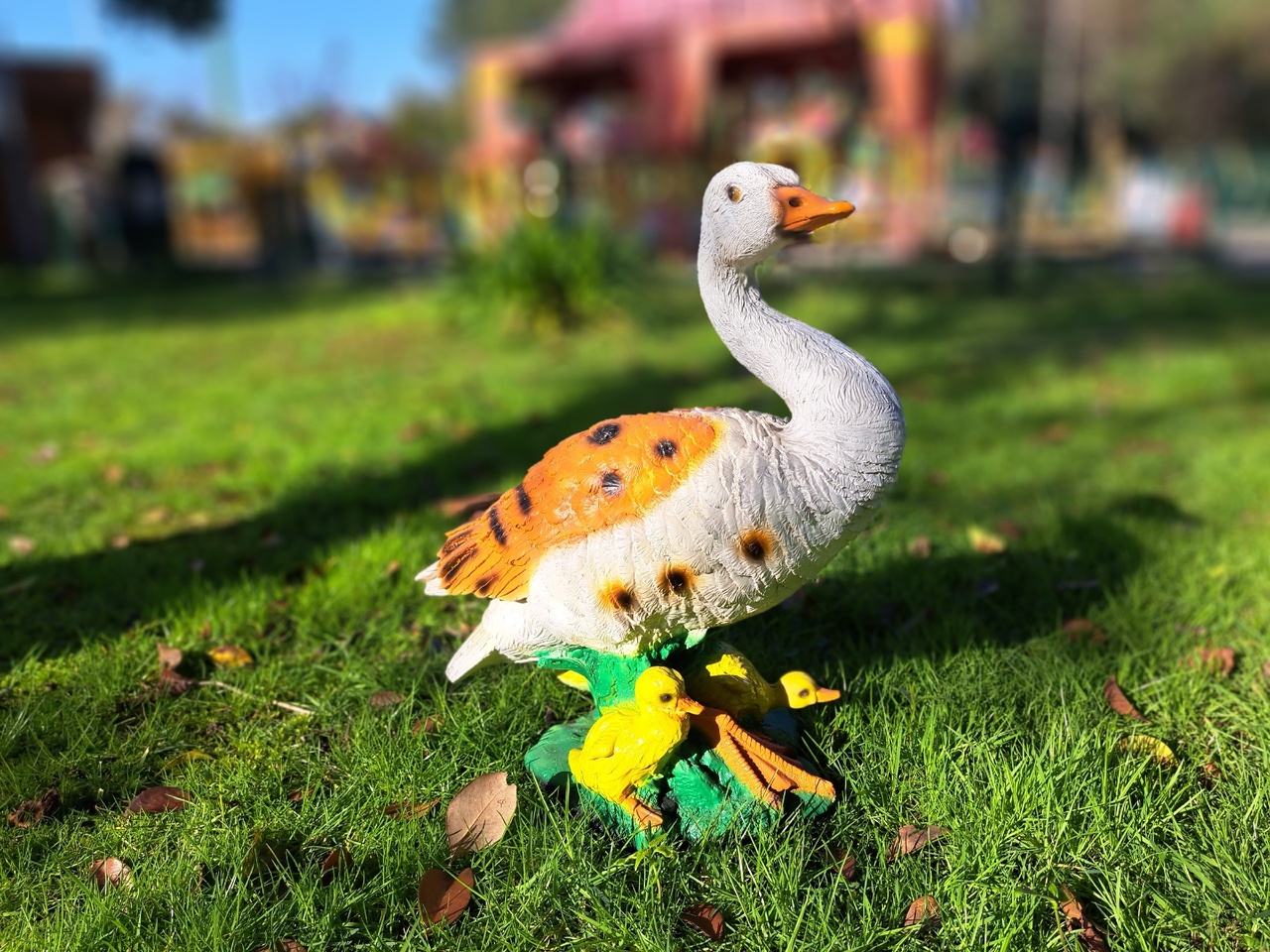 Садовая фигура Утка сидит с утятами большая 50 х 55 х 30 см