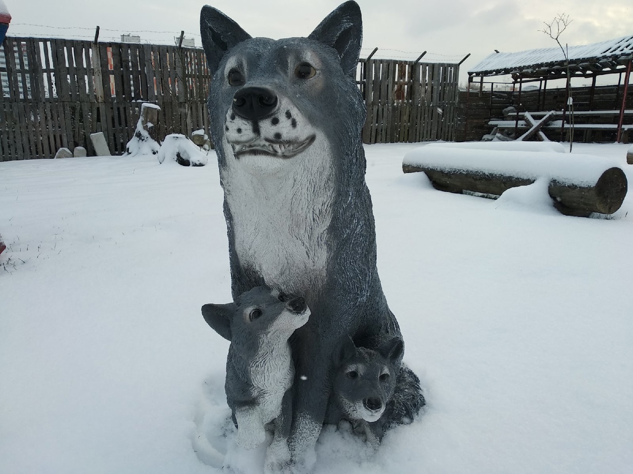 Садовая фигура Волчица с волчатами, 96х50 см. — изображение 2