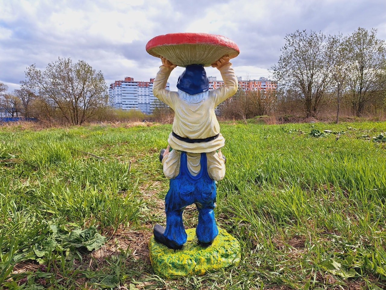 Садовая фигура Два гнома с грибом 93х48 см. — изображение 3