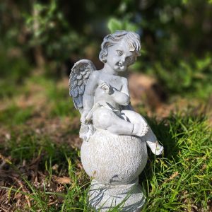 Садовая фигура Ангел на шаре изогнувшийся, 46х23 см.
