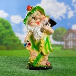 Садовая фигура Гном садовник с мотыгой 53х30 см.