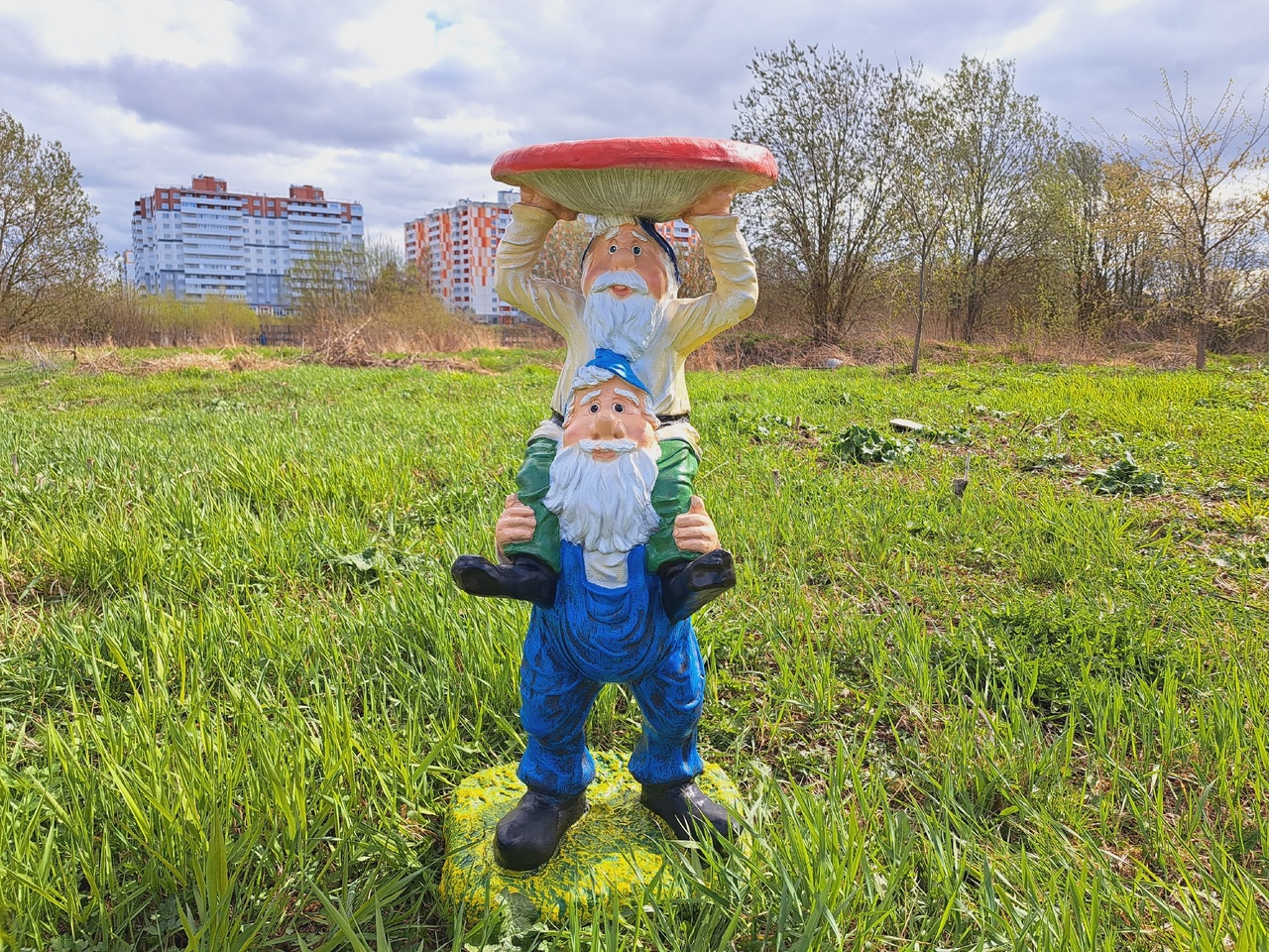 Садовая фигура Два гнома с грибом 93х48 см.