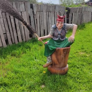 Садовая фигура Баба Яга из сказки 122х47 см.