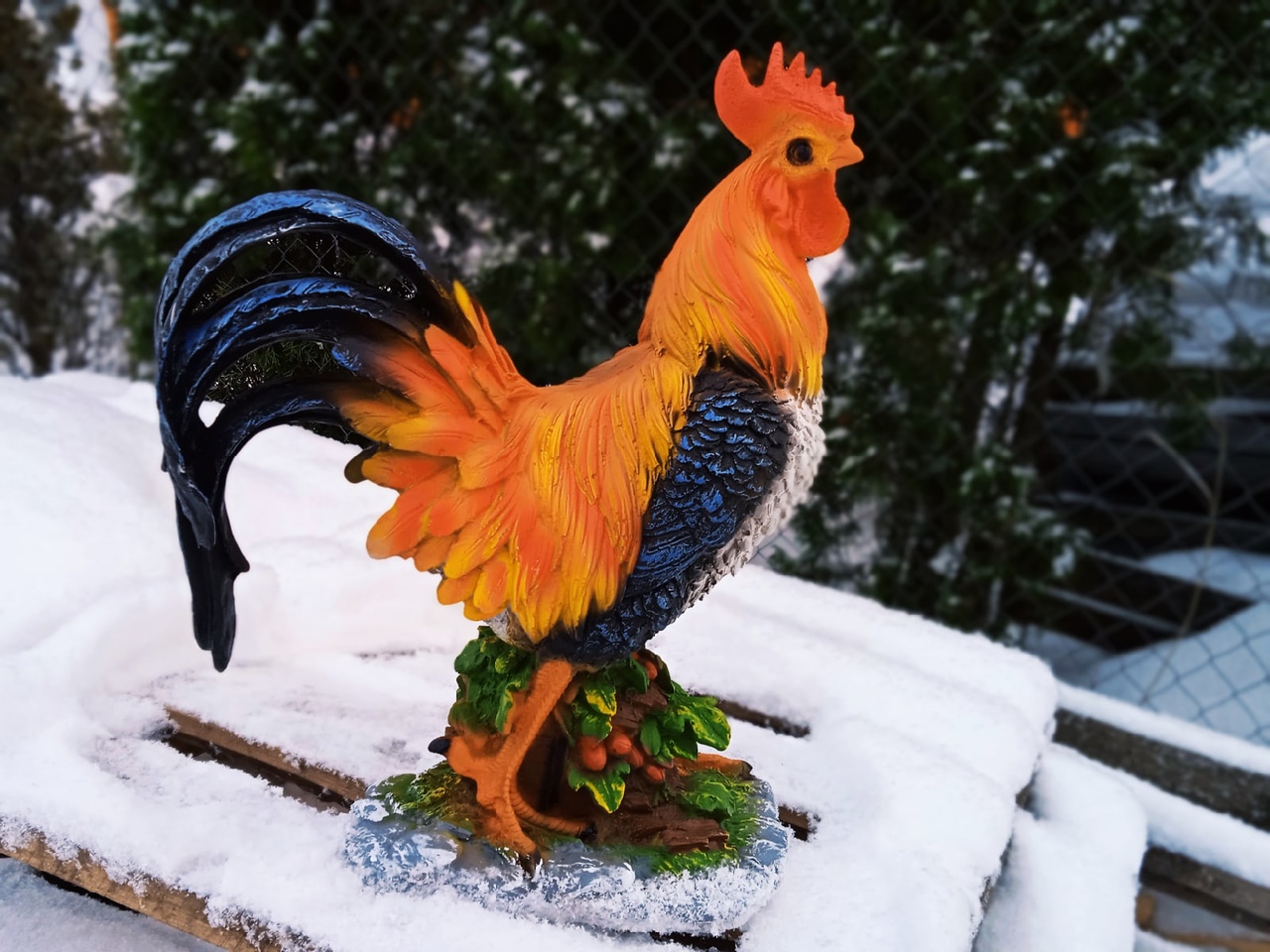 Садовая фигура Петух на бочке с ягодами 45х36 см