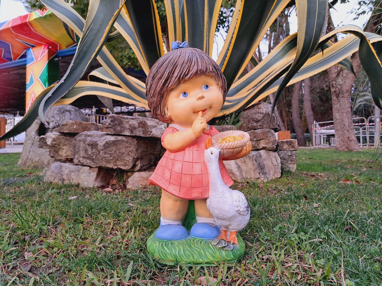 Садовая фигура Девочка с гусем 48х25 см