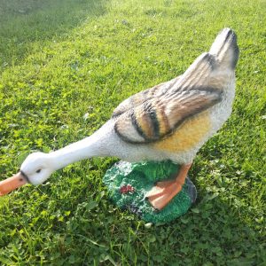 Садовая фигура Гусыня шея вниз, 38 см.