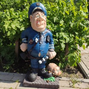 Садовая фигура Полицейский со свинкой 78х42 см.