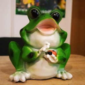 Садовая фигура Лягушка сидячая с божей коровкой 26х23 см