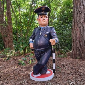 Садовая фигура Гаишник на знаке 83х45 см.
