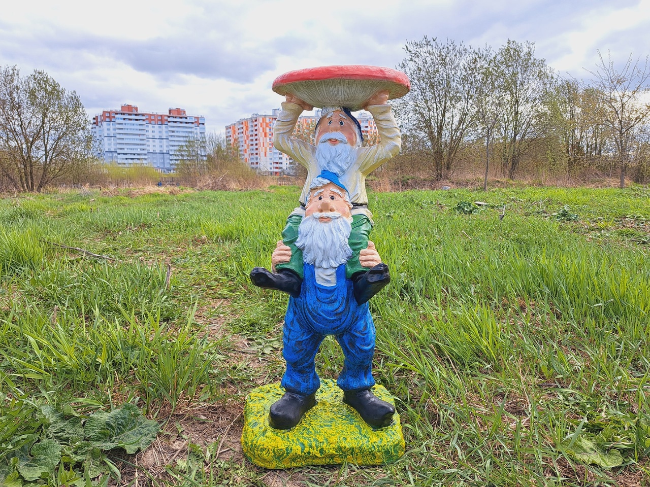 Садовая фигура Два гнома с грибом 93х48 см. — изображение 2