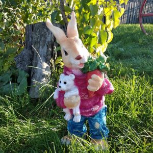 Садовая фигура Кролик с игрушкой и морковкой 58х29 см.