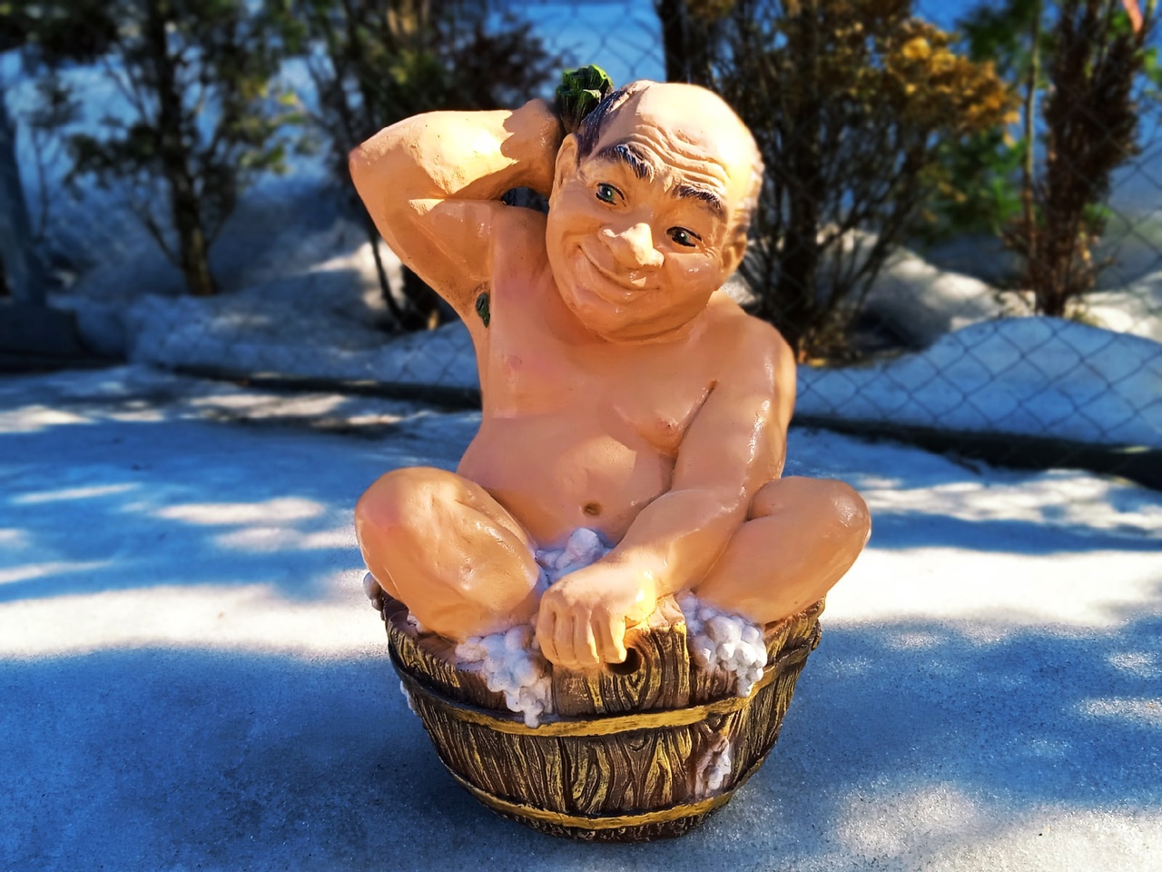 Садовая фигура Банщик в тазу, 60 см.