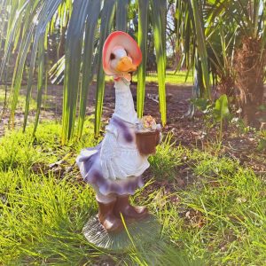 Садовая фигура Гусыня дачница с цветами 40х23х17 см