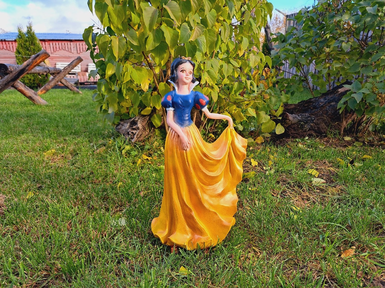 Садовая фигура Девочка в желтом платье 30х57 см. — изображение 2