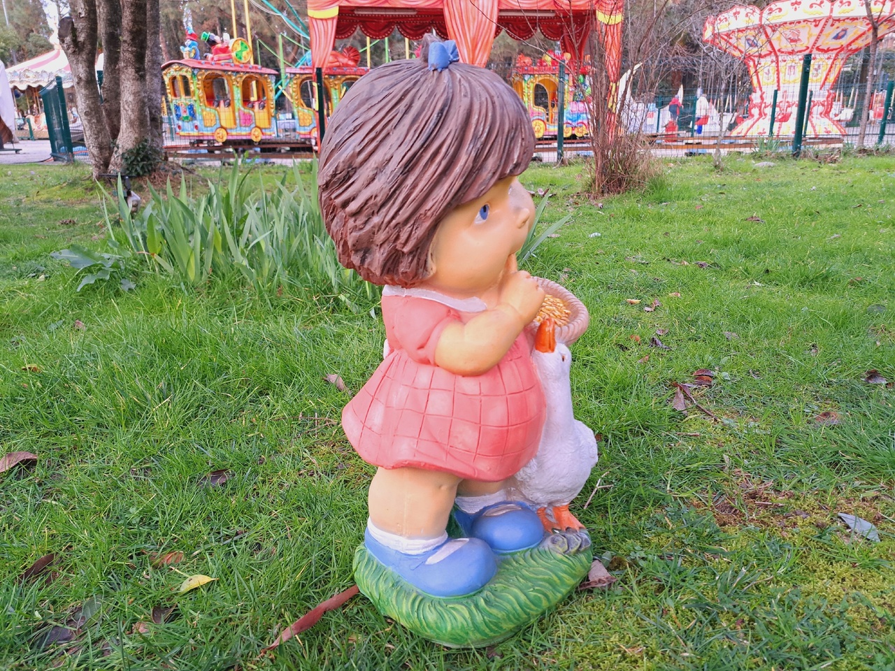 Садовая фигура Девочка с гусем 48х25 см — изображение 2