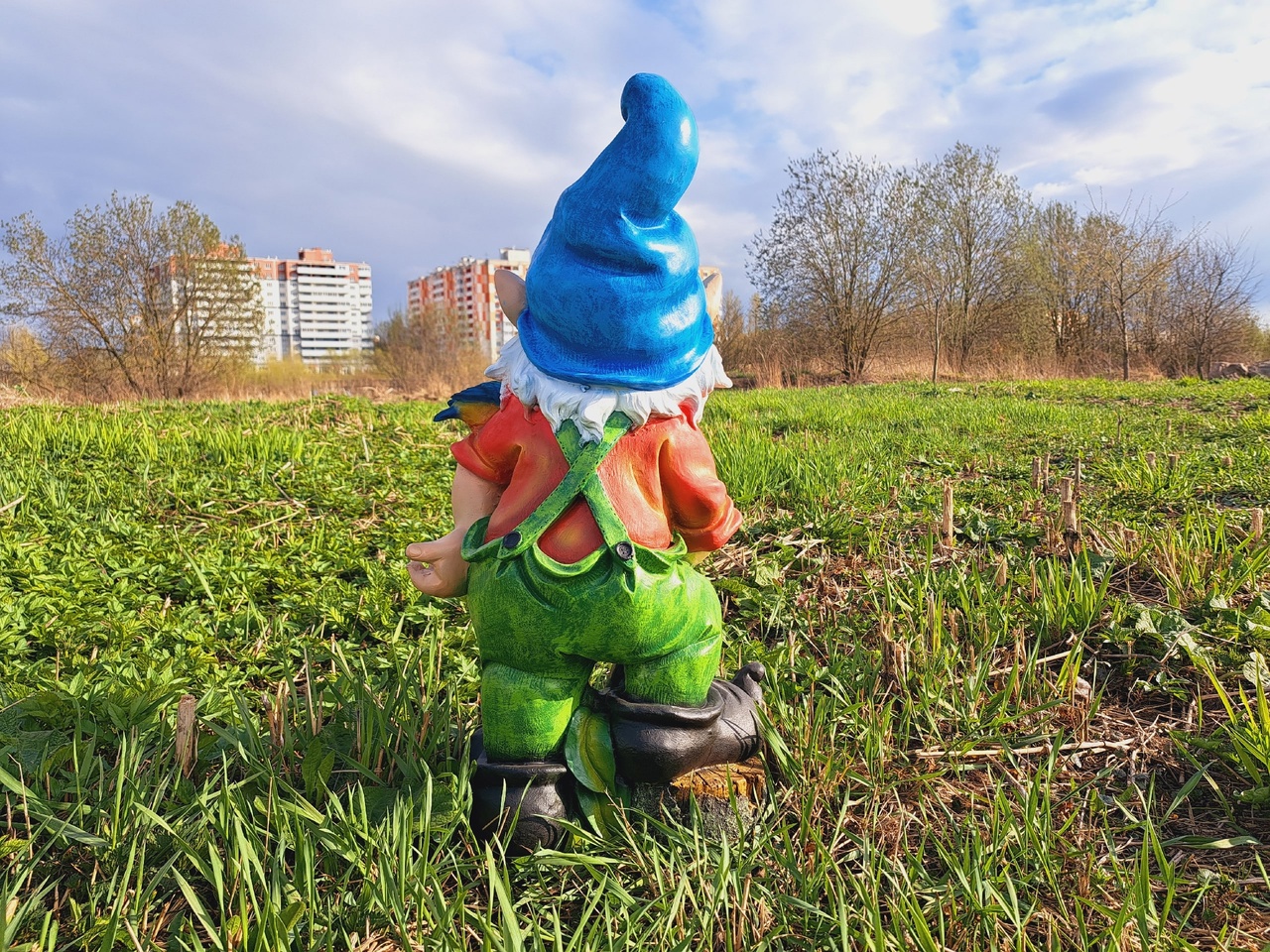 Садовая фигура Гном остроухий с топором 74х38 см. — изображение 3