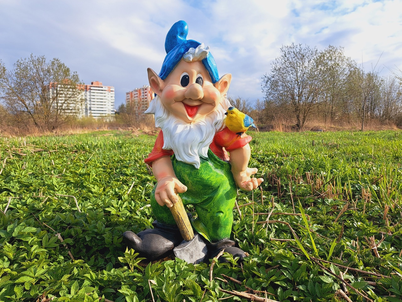 Садовая фигура Гном остроухий с топором 74х38 см.