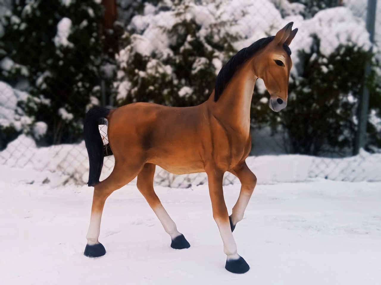 Садовая фигура Жеребенок коричневый, 94х86 см.