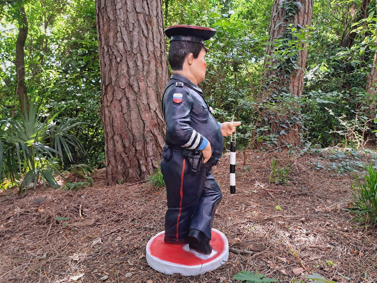 Садовая фигура Гаишник на знаке 83х45 см. — изображение 4